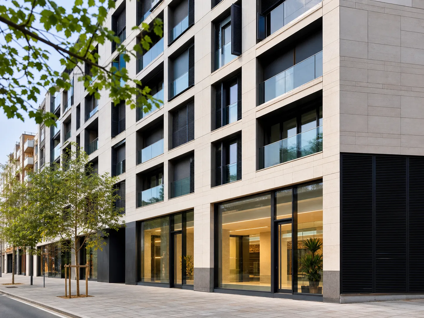 Edificio urbano con locales comerciales
